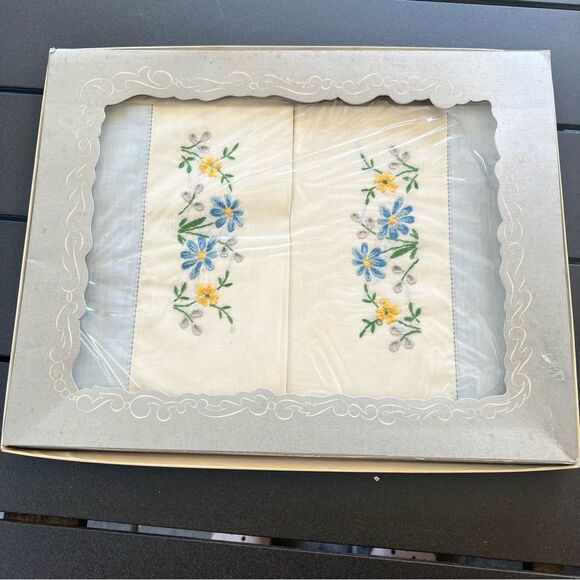 Vintage Floral Embroidered Linen Set of 2 pillowcases 1923 - Picture 2 of 7